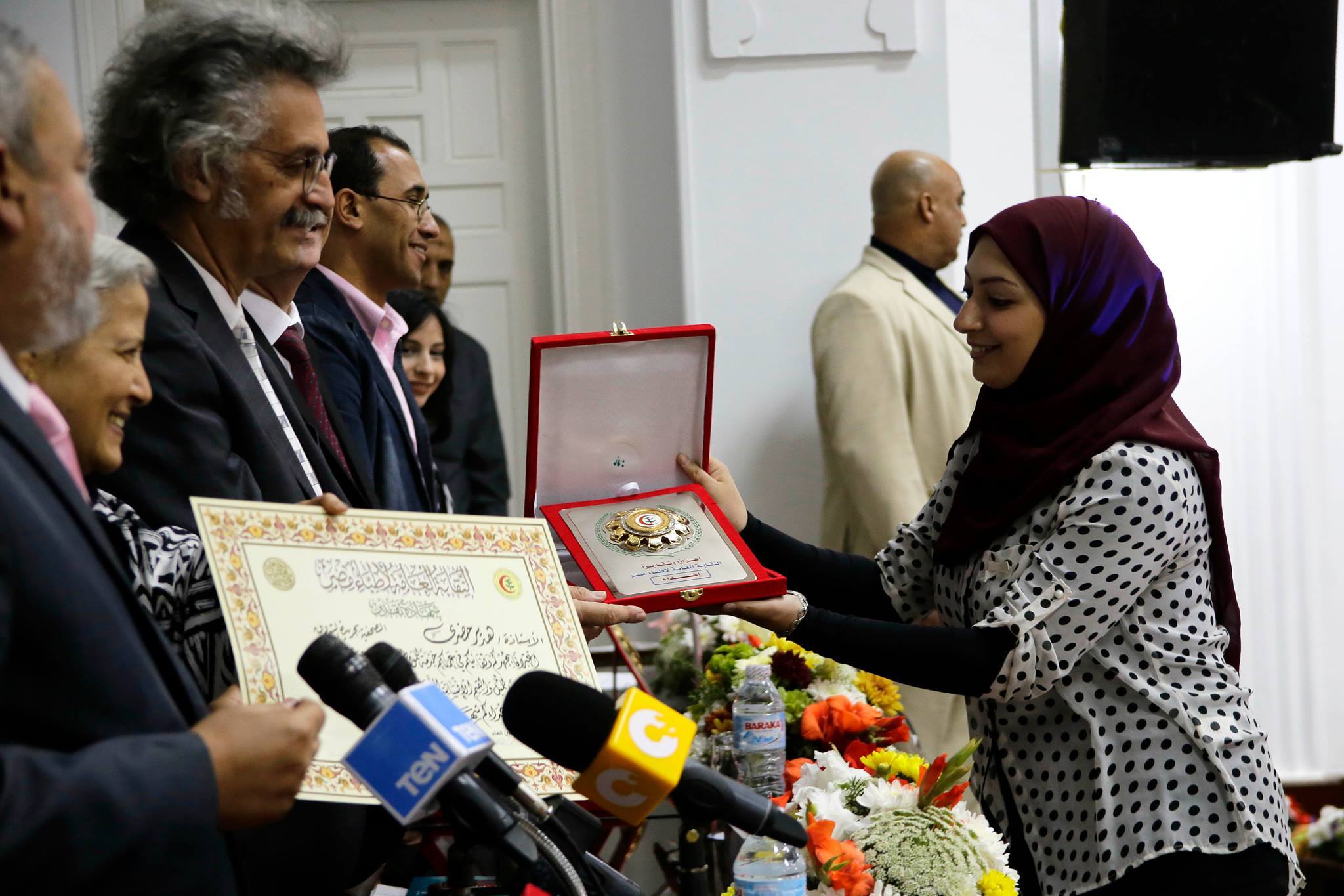 Hadeer ElHadary receiving an award from the Food and Agriculture Organization of the United Nations.