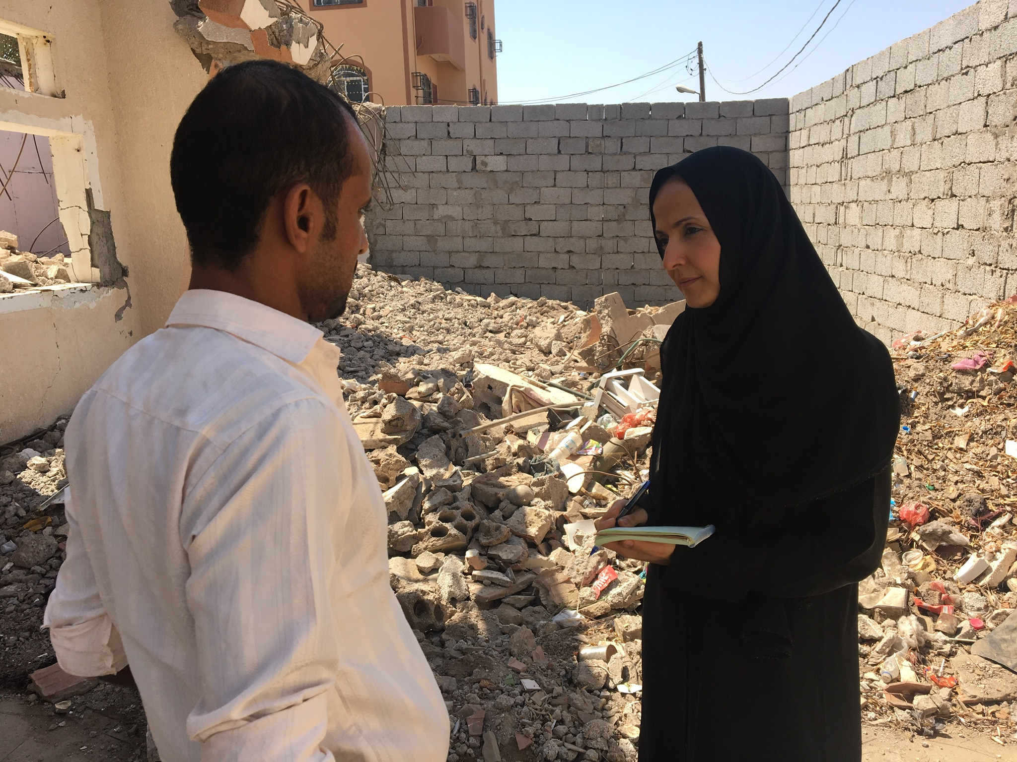 Rawya Rageh in Aden, Yemen, 2018, interviewing a man who was displaced due to the fighting in Hodeidah.